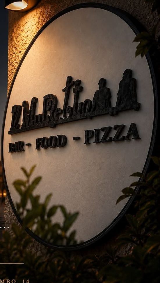L'insegna de Il Muretto illuminata la sera